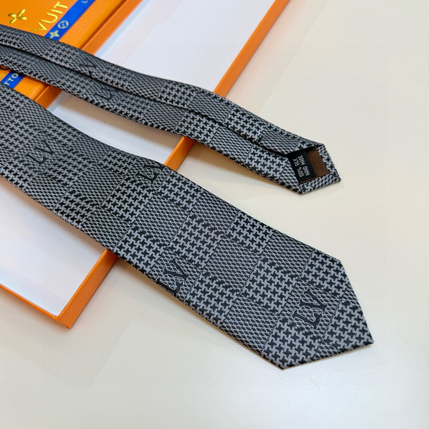 特价。 专柜同步新款 LV棋盘格领带👔👔，稀有😻😻展现精湛手工与时尚优雅的理想选择，这款领带将标志性的路