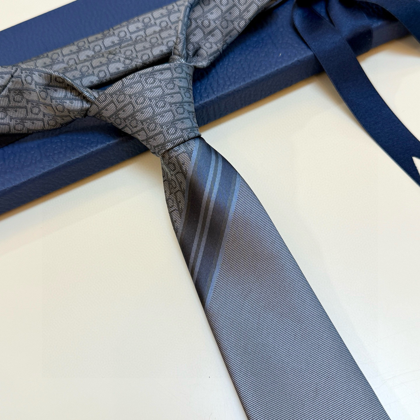 特价。 Dior家款新领带 👔👔Dior男士CD提领花带 稀有展现精湛工手与时尚优雅理的想选择，这采款用