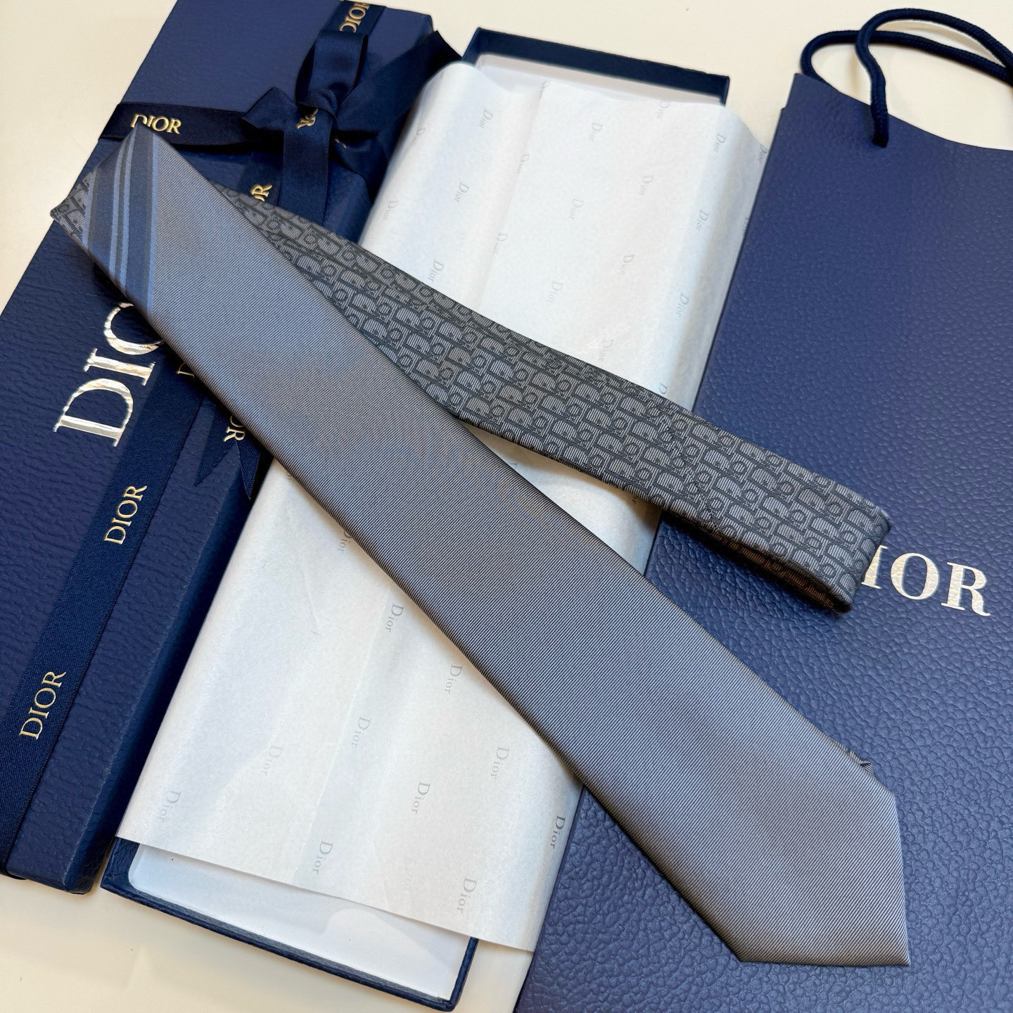 特价。 Dior家款新领带 👔👔Dior男士CD提领花带 稀有展现精湛工手与时尚优雅理的想选择，这采款用