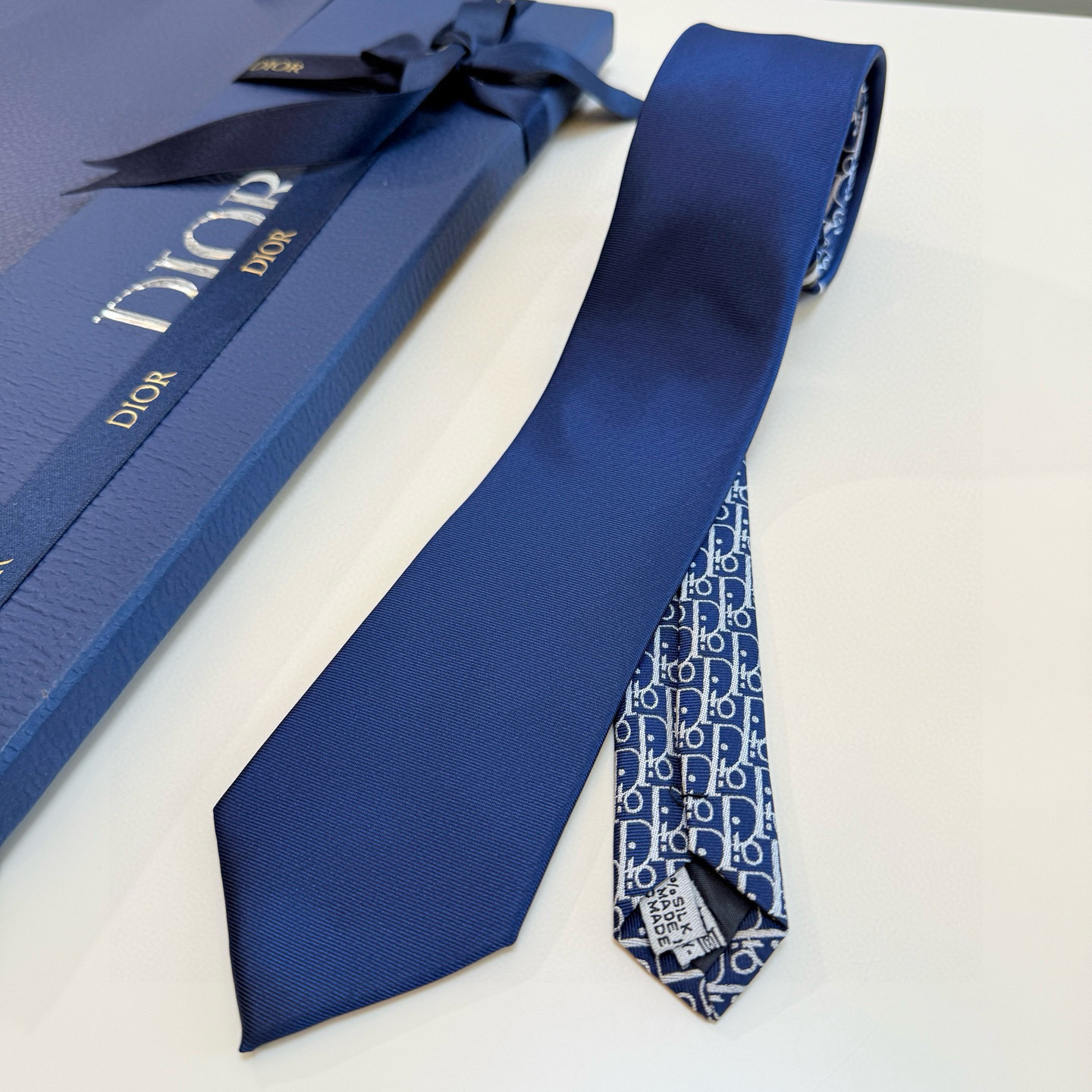 特价。 Dior家款新领带 👔👔Dior男士CD提领花带 稀有展现精湛工手与时尚优雅理的想选择，这采款用