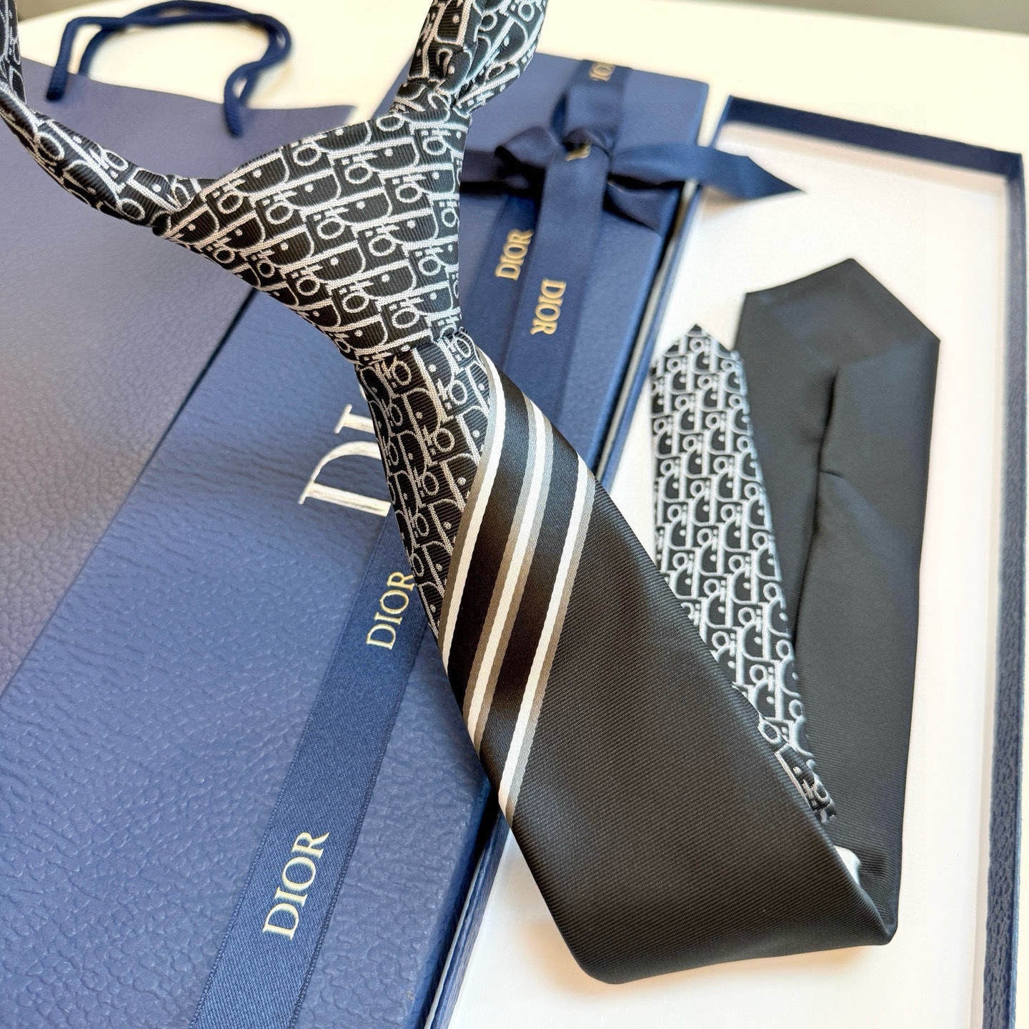 特价。 Dior家款新领带 👔👔Dior男士CD提领花带 稀有展现精湛工手与时尚优雅理的想选择，这采款用