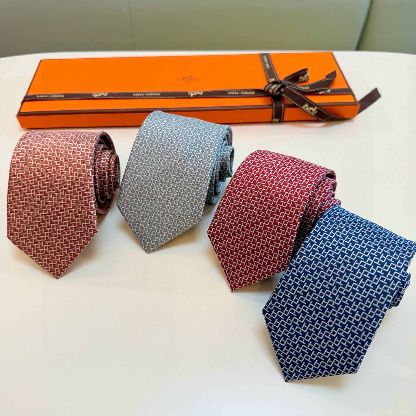 特价。男士新款领带系列【H趣味迷宫领带】爱马仕每年都有一千条不同印花的领带面世，从最初的多以几何图案表现
