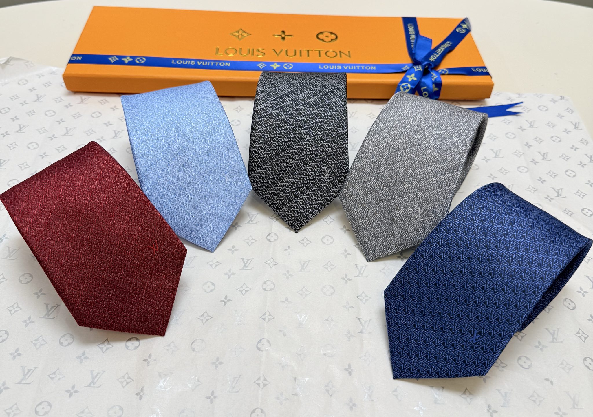 。新款Lv领带，5色！LV男士领带系列👔👔，稀有😻😻展现精湛手工与时尚优雅的理想选择，此款真丝织就的Di