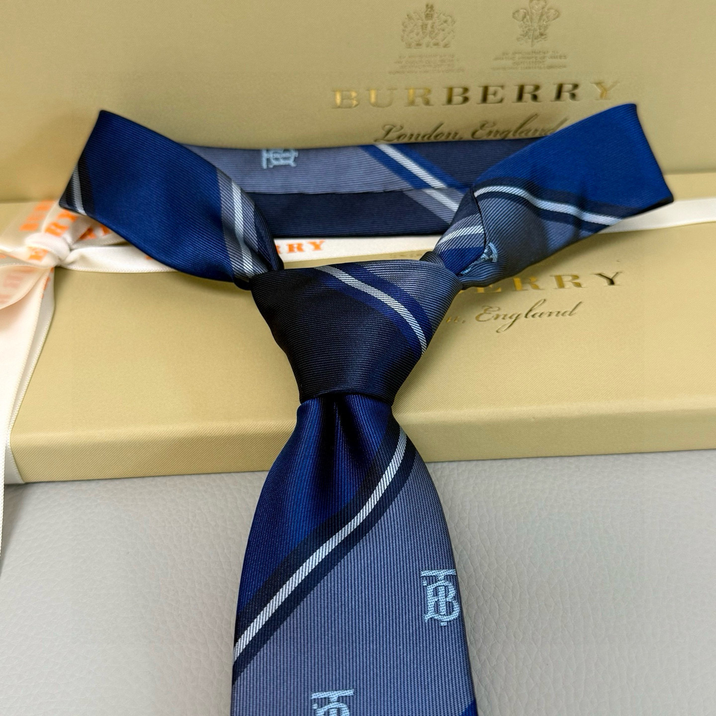 特价特价P👏👏 TB标识领带这款绝了，专柜即将售磬 实物真的很美，巴宝莉男士博柏利爆款TB标志领带👔👔，