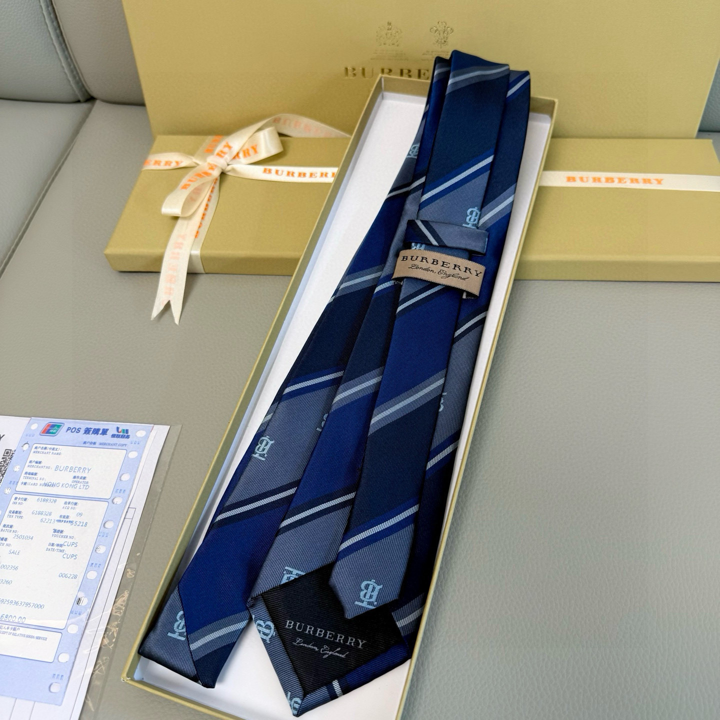 特价特价P👏👏 TB标识领带这款绝了，专柜即将售磬 实物真的很美，巴宝莉男士博柏利爆款TB标志领带👔👔，
