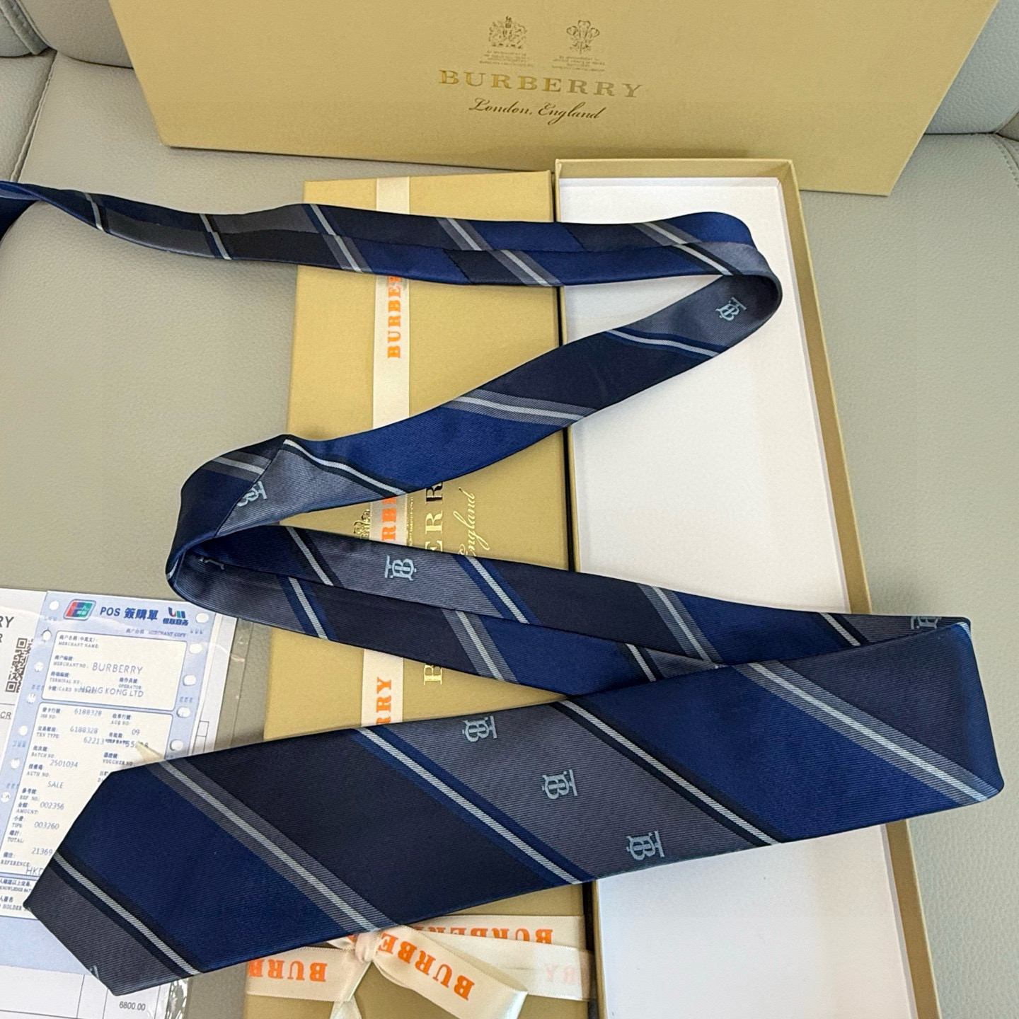 特价特价P👏👏 TB标识领带这款绝了，专柜即将售磬 实物真的很美，巴宝莉男士博柏利爆款TB标志领带👔👔，