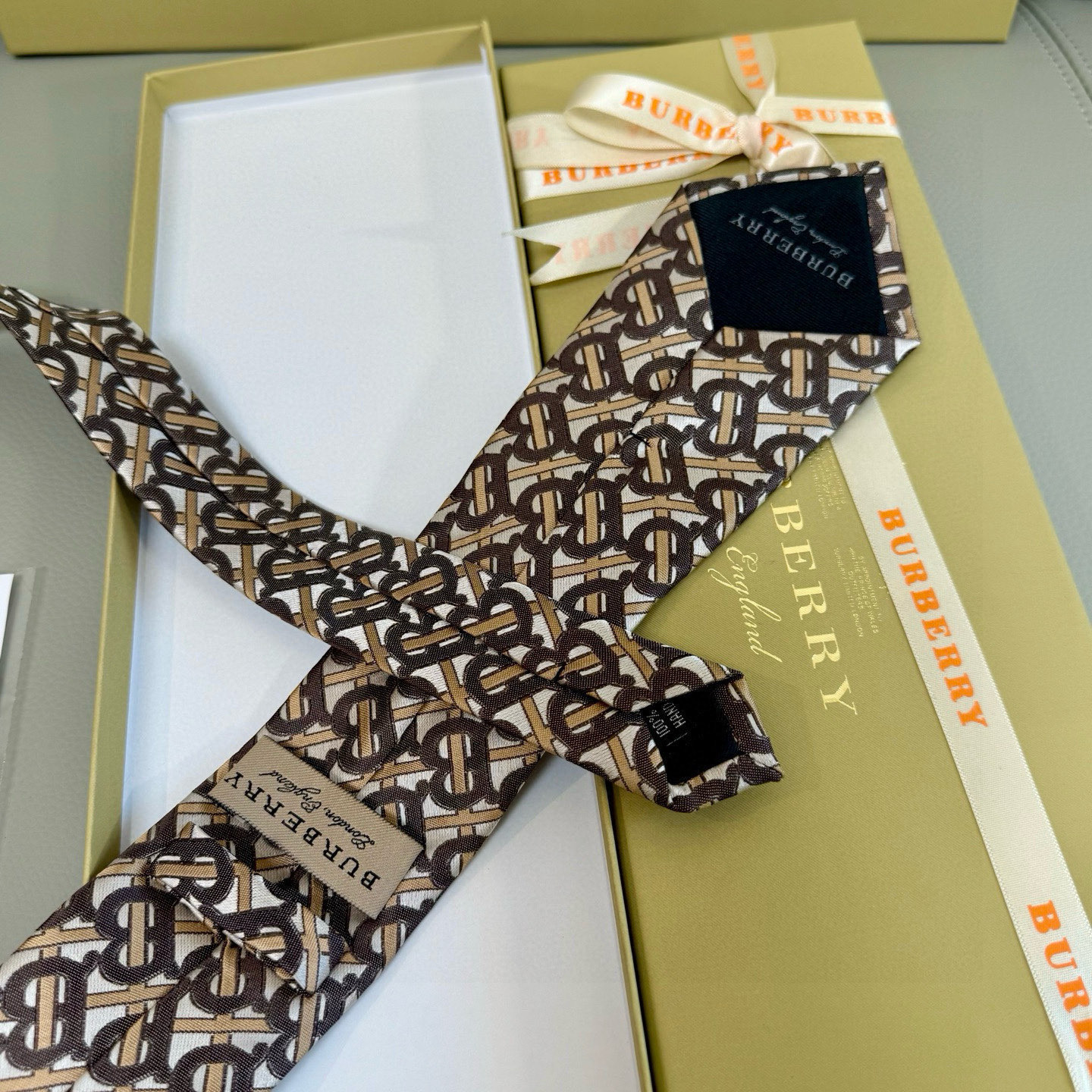 特价特价P巴宝莉男士领带 爆款TB标志领带👔👔，稀有😻😻展现精湛手工与时尚优雅的理想选择，这款采用B家最