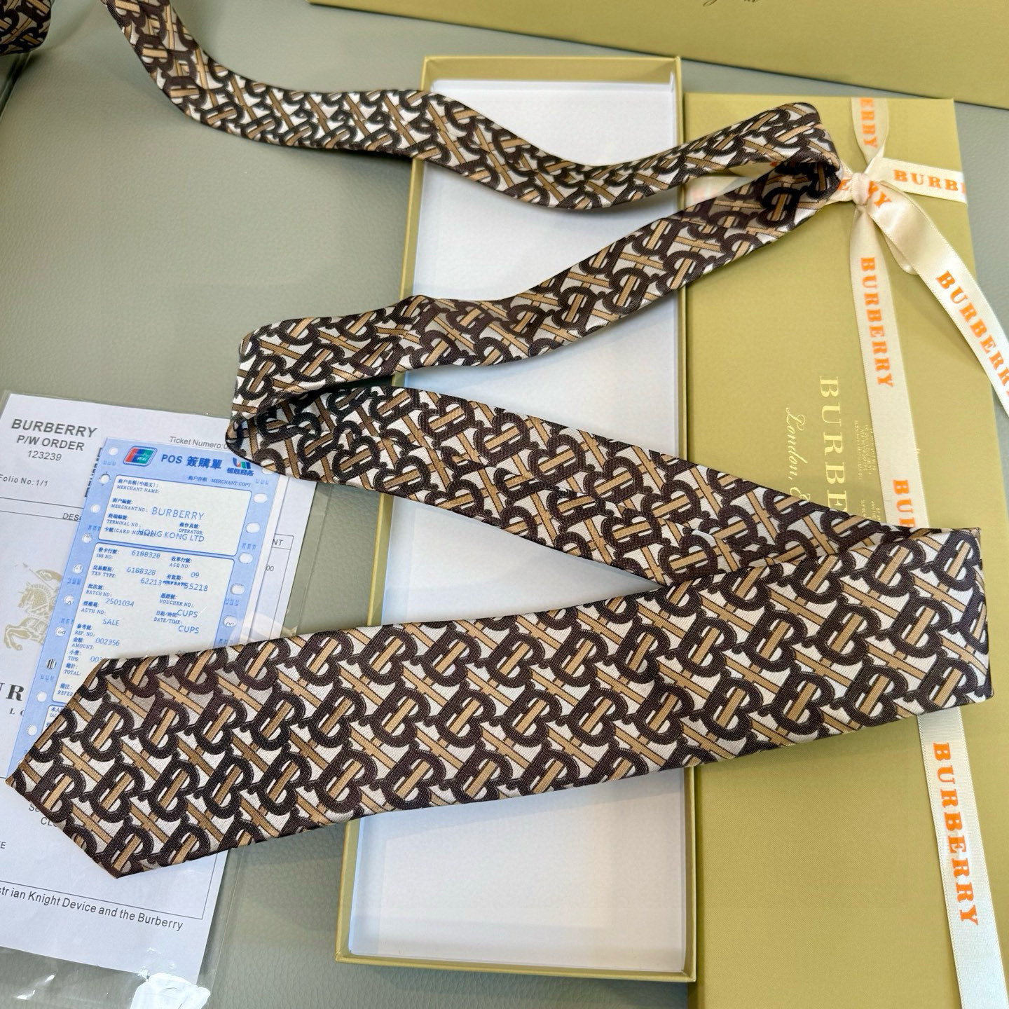 特价特价P巴宝莉男士领带 爆款TB标志领带👔👔，稀有😻😻展现精湛手工与时尚优雅的理想选择，这款采用B家最