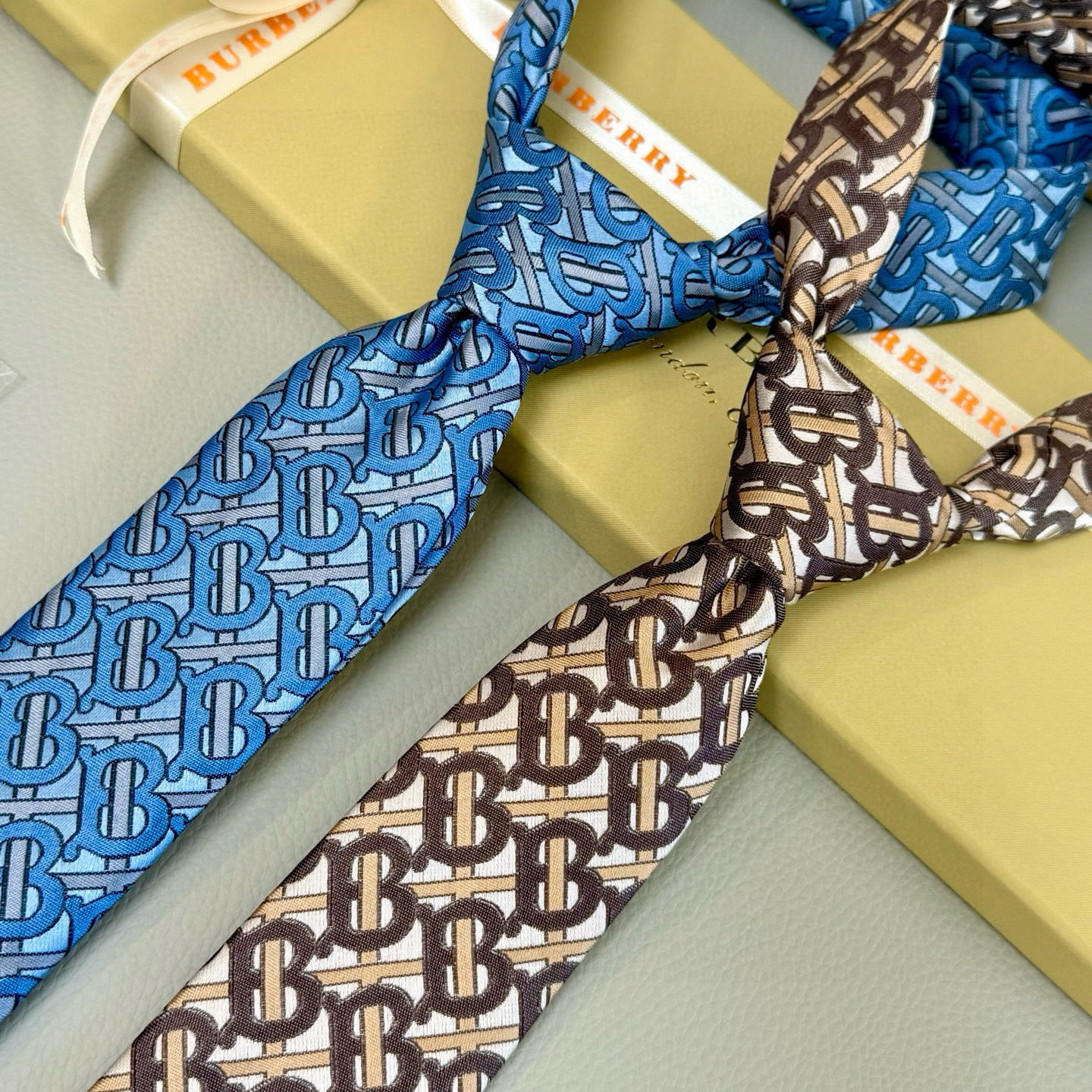 特价特价P巴宝莉男士领带 爆款TB标志领带👔👔，稀有😻😻展现精湛手工与时尚优雅的理想选择，这款采用B家最