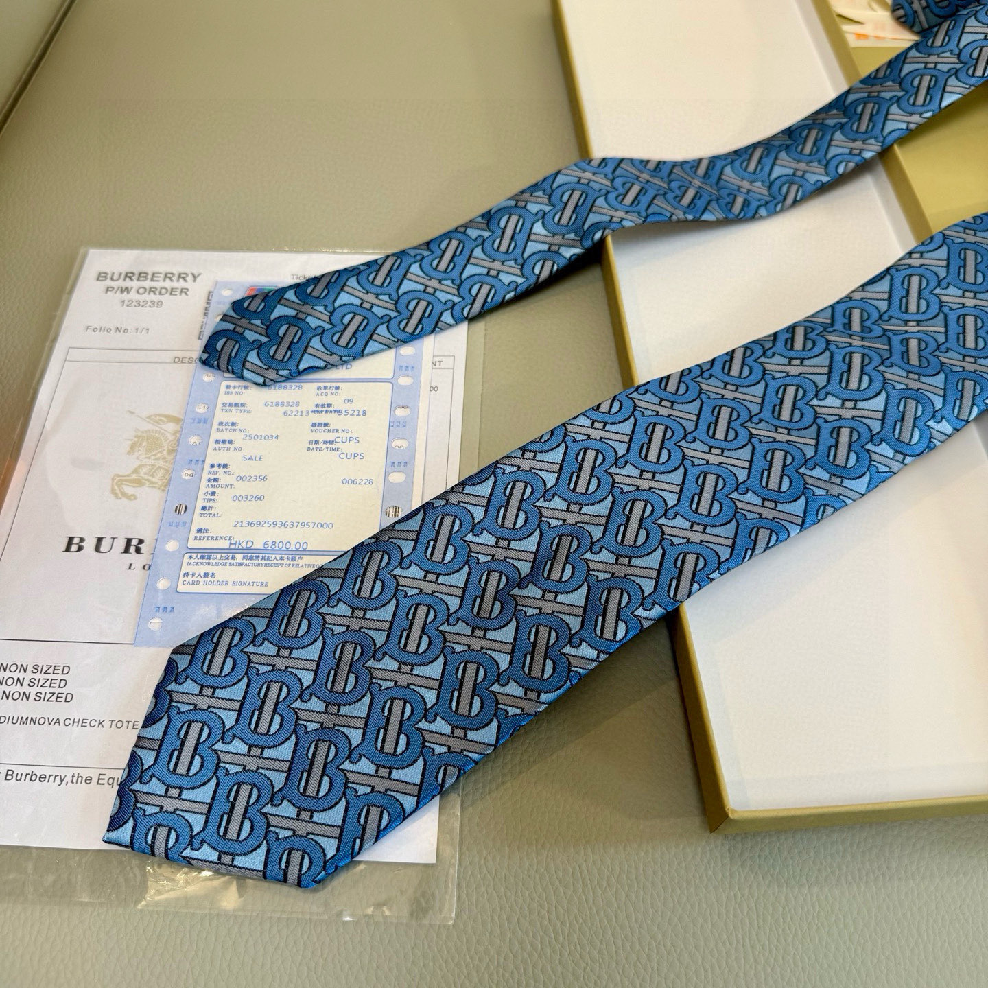 特价特价P巴宝莉男士领带 爆款TB标志领带👔👔，稀有😻😻展现精湛手工与时尚优雅的理想选择，这款采用B家最