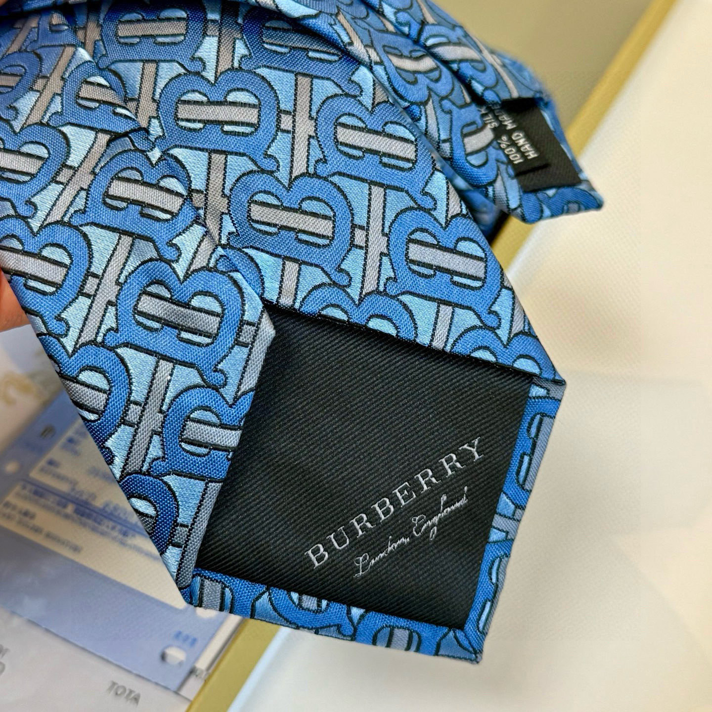 特价特价P巴宝莉男士领带 爆款TB标志领带👔👔，稀有😻😻展现精湛手工与时尚优雅的理想选择，这款采用B家最