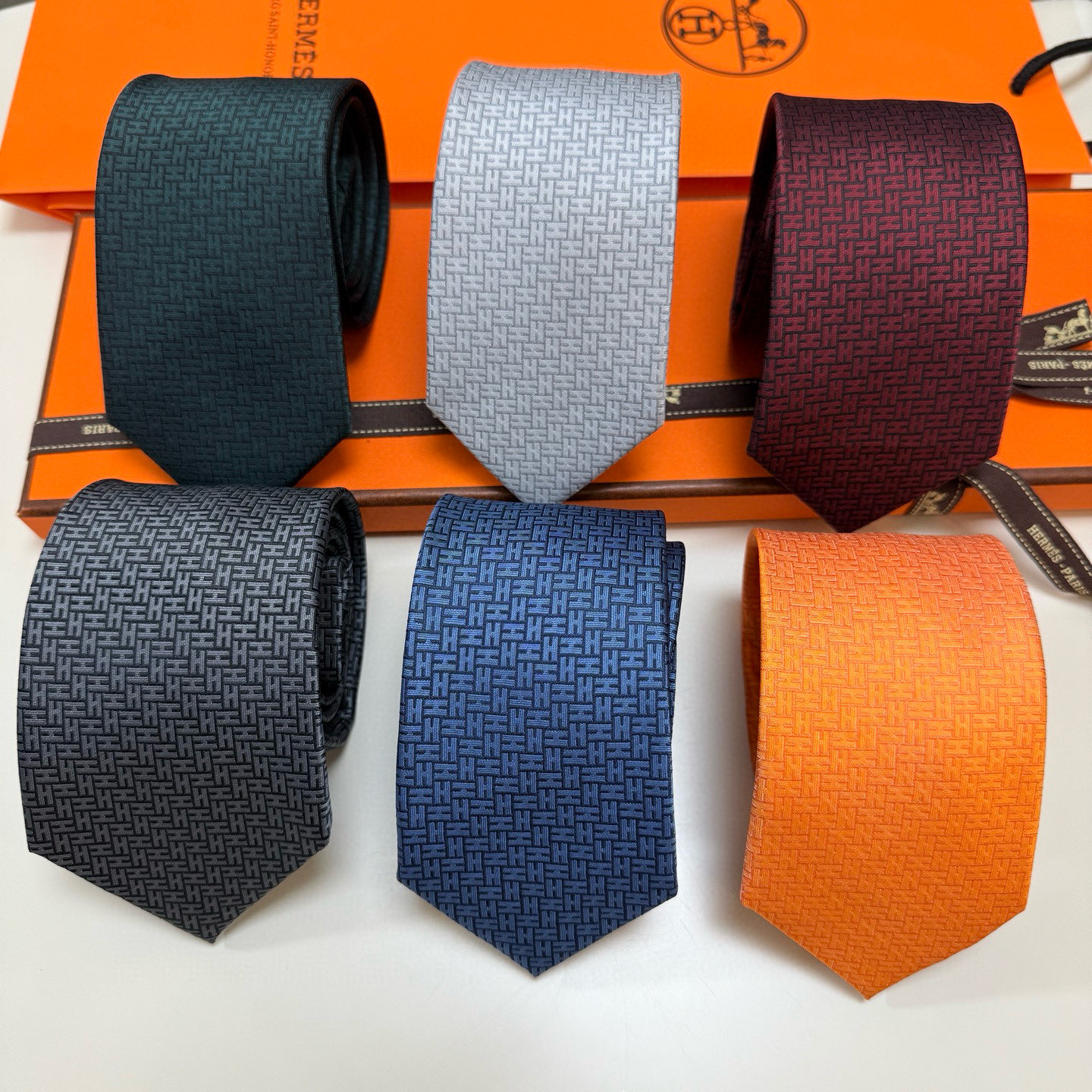 特价特价P男士新款领带系列【H环形图案领带】👔👔，稀有H家每年都有一千条不同印花的领带面世，从最初的多以