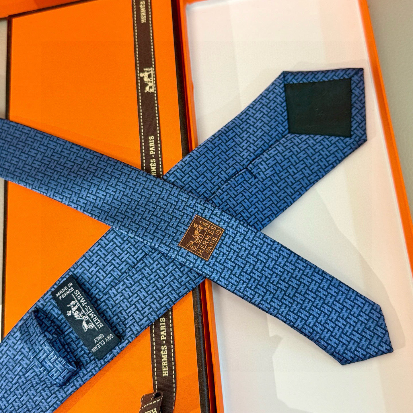 特价特价P男士新款领带系列【H环形图案领带】👔👔，稀有H家每年都有一千条不同印花的领带面世，从最初的多以