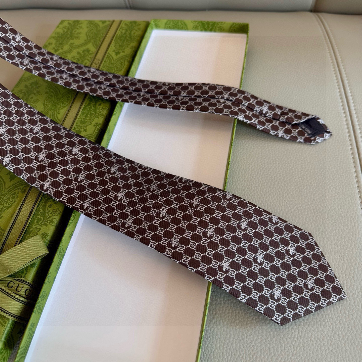 特价特价P古奇男士领带【GG和蜜蜂领带】👔👔，稀有采用经典小G LOGO提花展现精湛手工与时尚优雅的理想