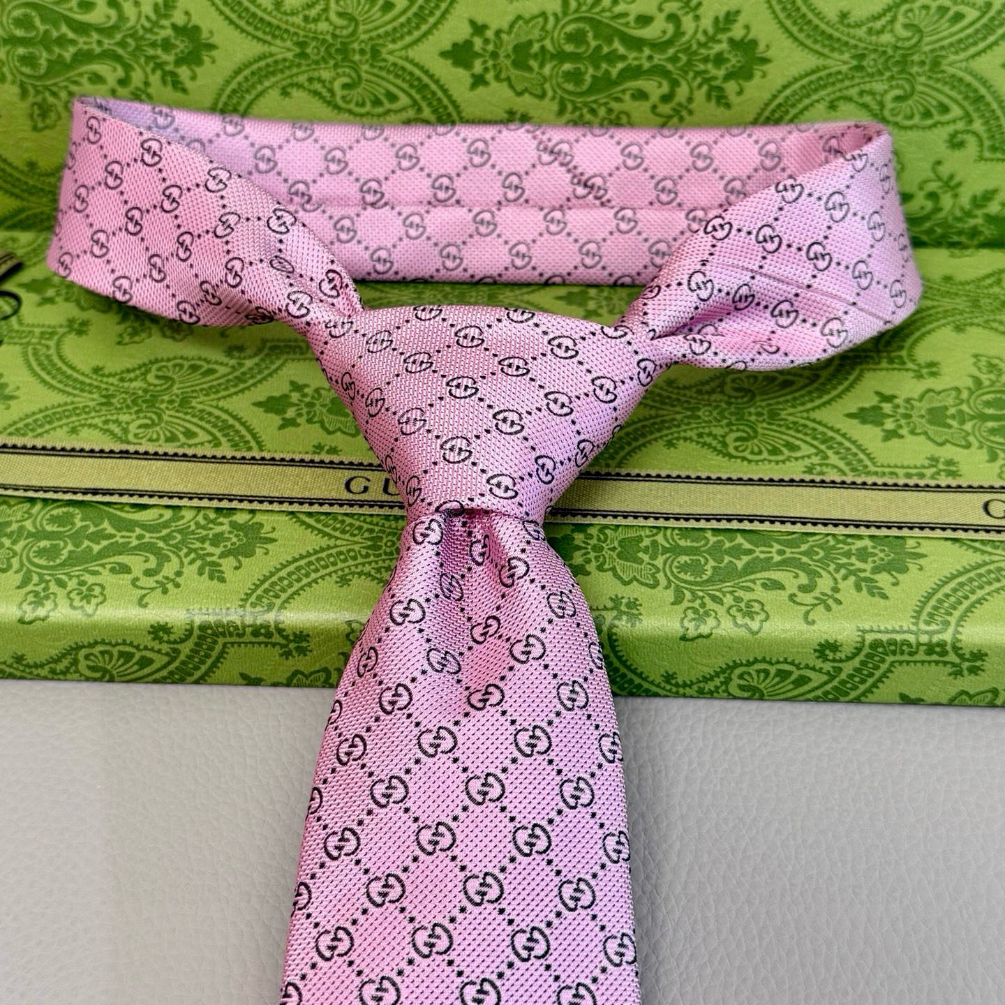 特价。古奇男士领带系列【双G老花真丝领带】👔👔，稀有采用经典小G LOGO提花展现精湛手工与时尚优雅的理