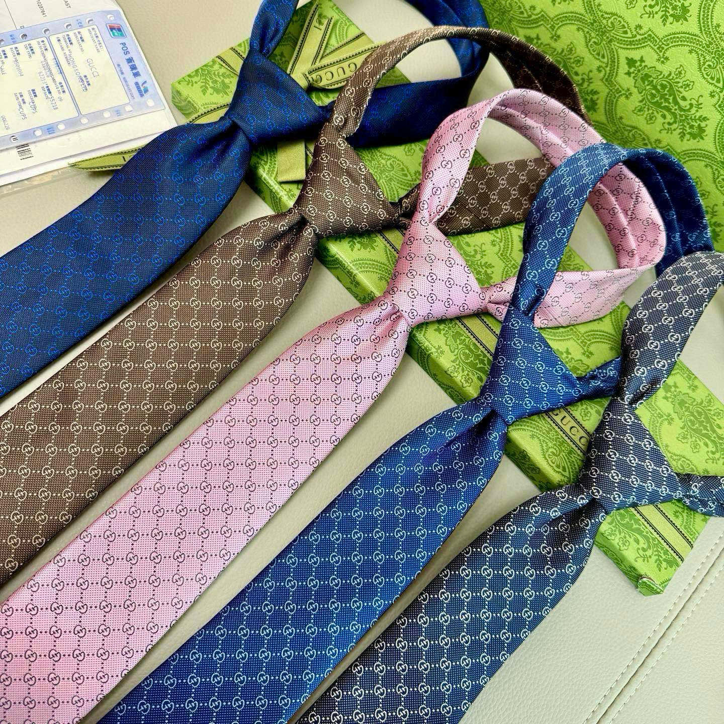 特价。古奇男士领带系列【双G老花真丝领带】👔👔，稀有采用经典小G LOGO提花展现精湛手工与时尚优雅的理