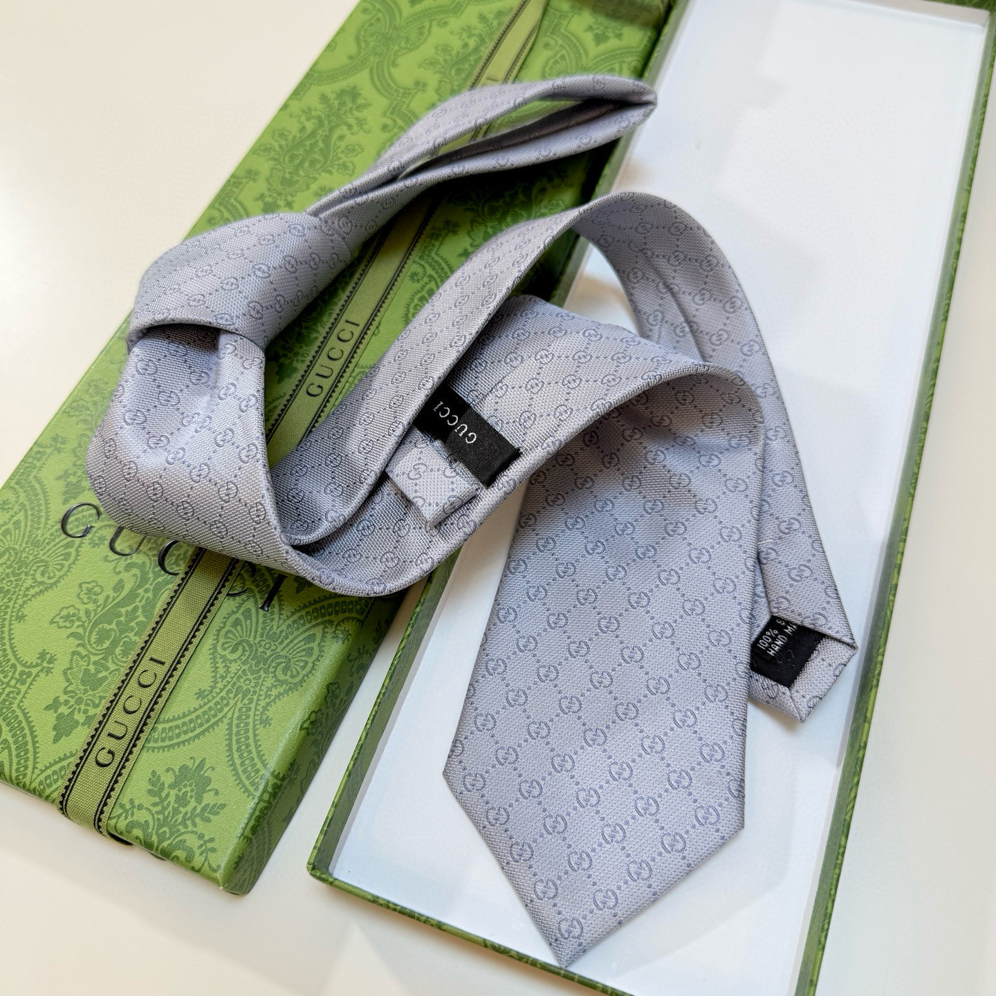 特价。古奇男士领带系列【双G老花真丝领带】👔👔，稀有采用经典小G LOGO提花展现精湛手工与时尚优雅的理