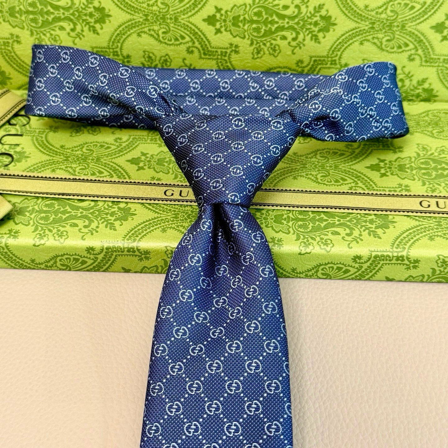 特价。古奇男士领带系列【双G老花真丝领带】👔👔，稀有采用经典小G LOGO提花展现精湛手工与时尚优雅的理