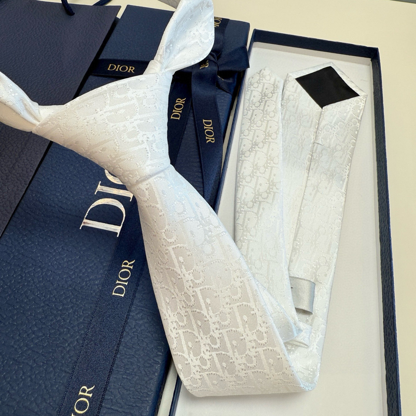 特价。Dior男士【CD绣标领带】，稀有😻😻展现精湛手工与时尚优雅的理想选择，这款采用DO家最经典极具标