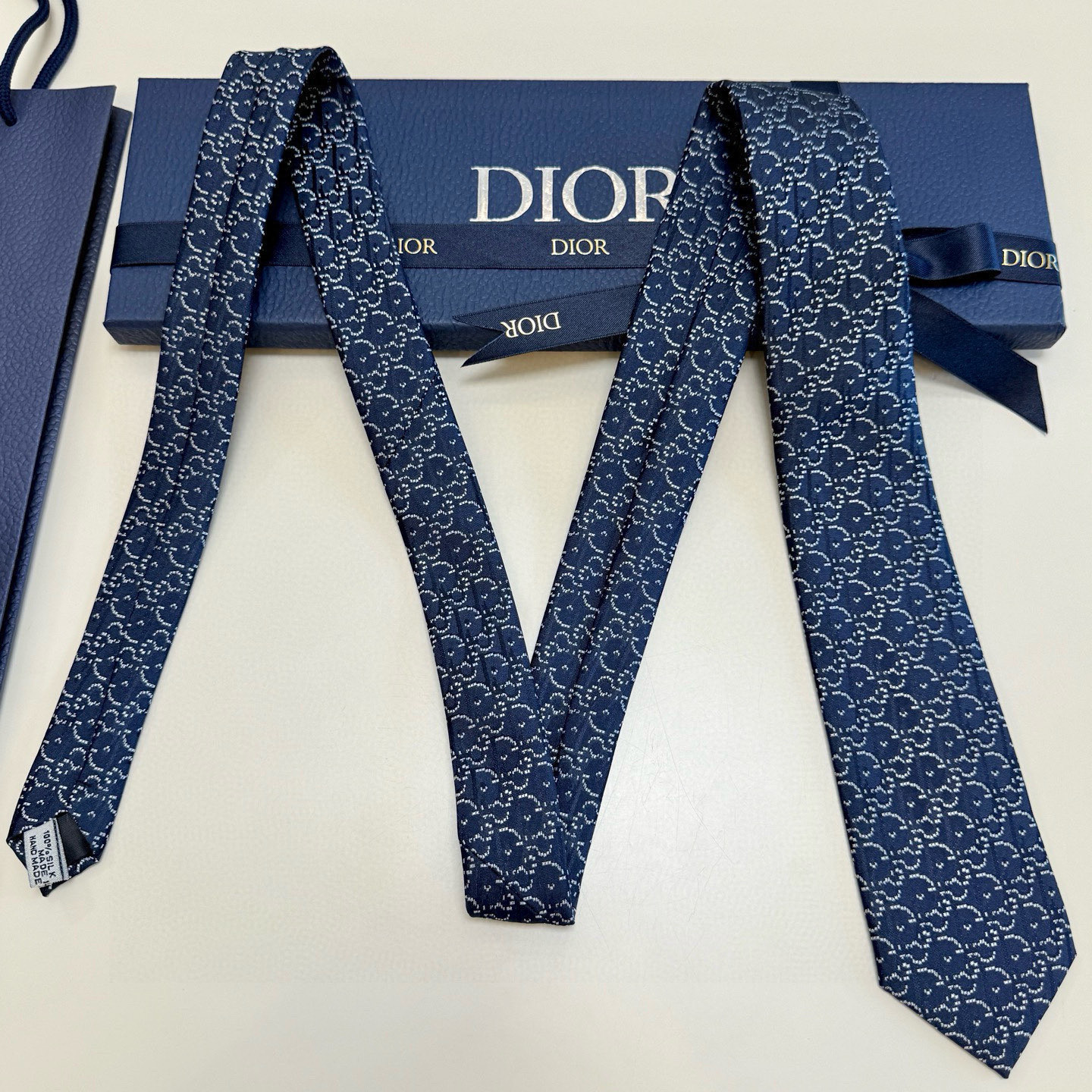 特价。Dior男士【CD绣标领带】，稀有😻😻展现精湛手工与时尚优雅的理想选择，这款采用DO家最经典极具标