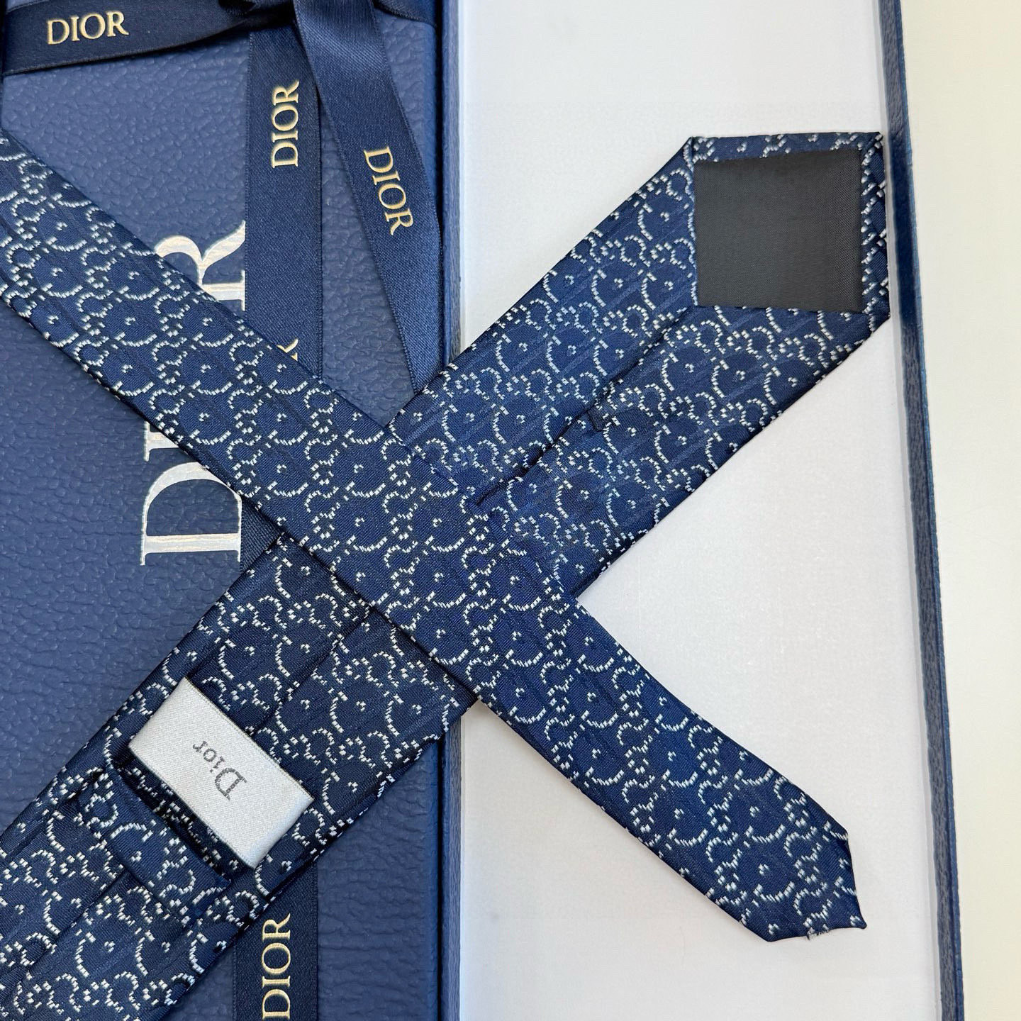特价。Dior男士【CD绣标领带】，稀有😻😻展现精湛手工与时尚优雅的理想选择，这款采用DO家最经典极具标