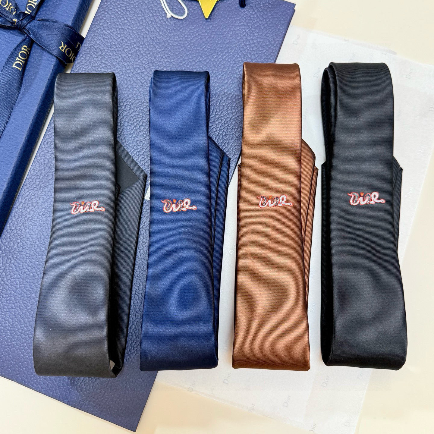 特价。官方同步新款领带，2025蛇年迪奥新款领带💖💖 👔👔Dior男士稀有😻😻展现精湛手工与时尚优雅的理