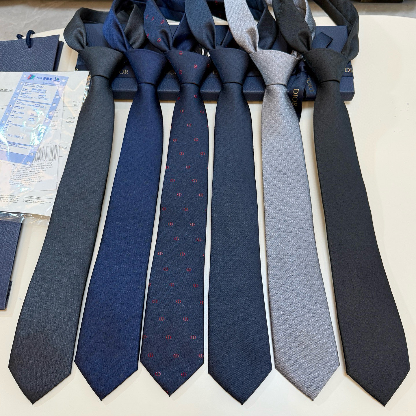 特价。 新款！官方同步领带出货【CD图案】Dior男士稀有😻😻展现精湛手工与时尚优雅的理想选择，这款采用