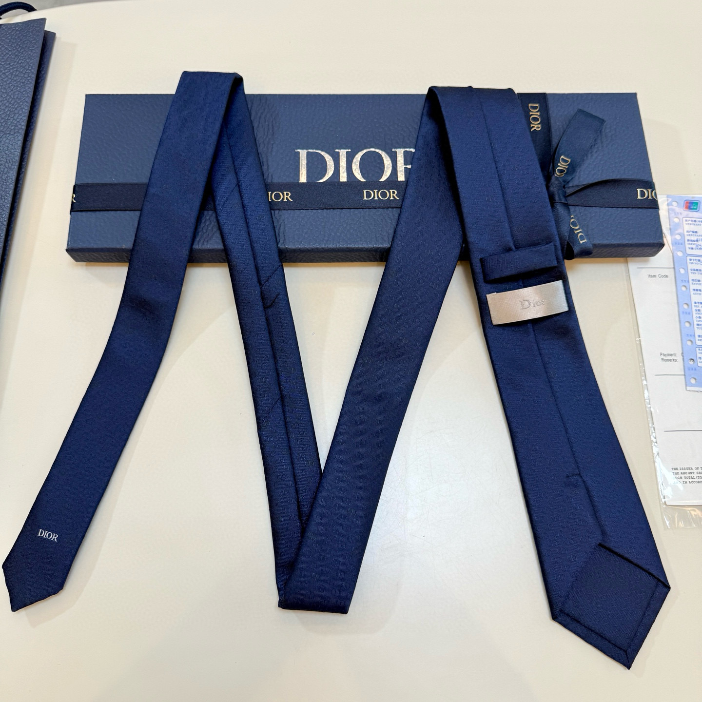 特价。 新款！官方同步领带出货【CD图案】Dior男士稀有😻😻展现精湛手工与时尚优雅的理想选择，这款采用
