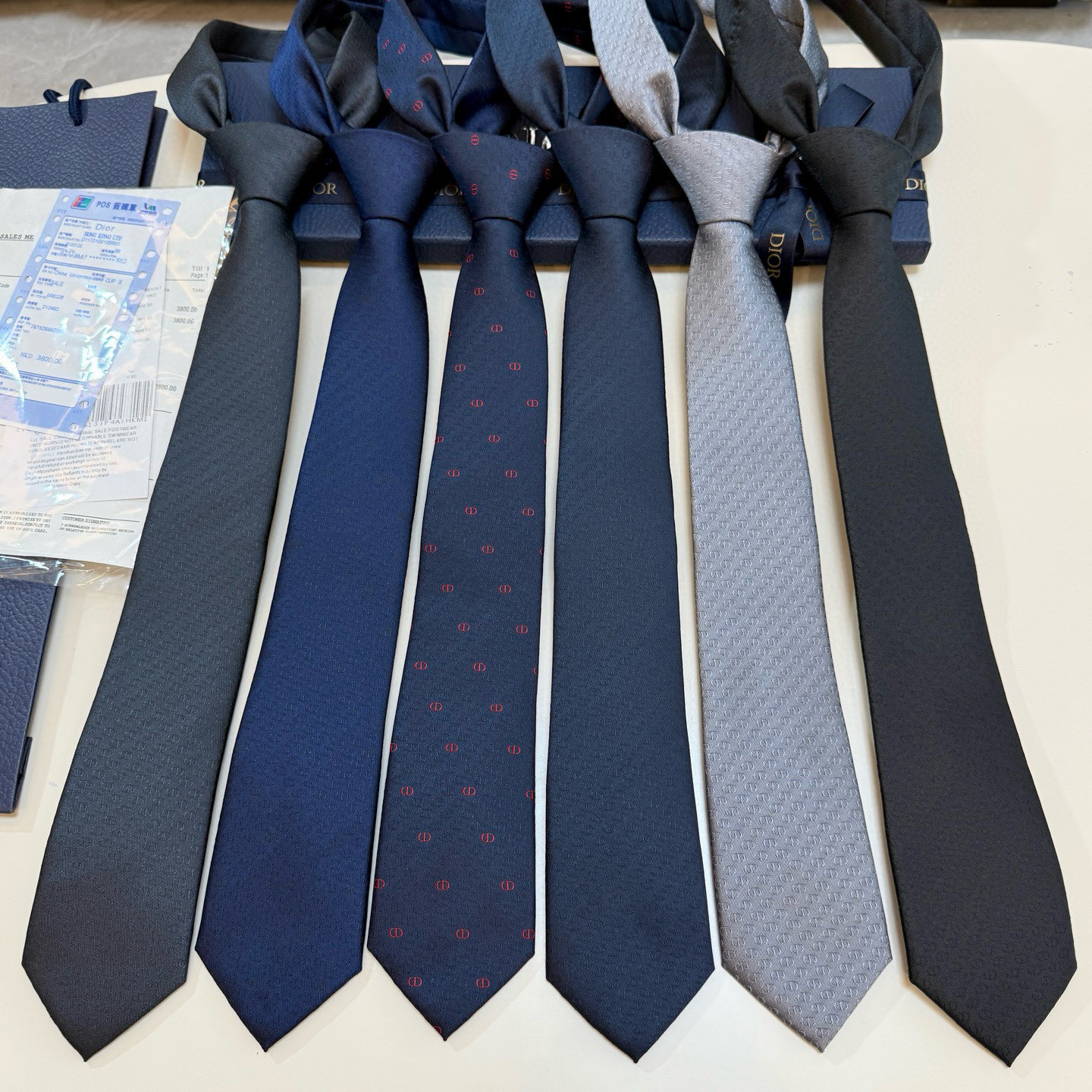 特价。 新款！官方同步领带出货【CD图案】Dior男士稀有😻😻展现精湛手工与时尚优雅的理想选择，这款采用