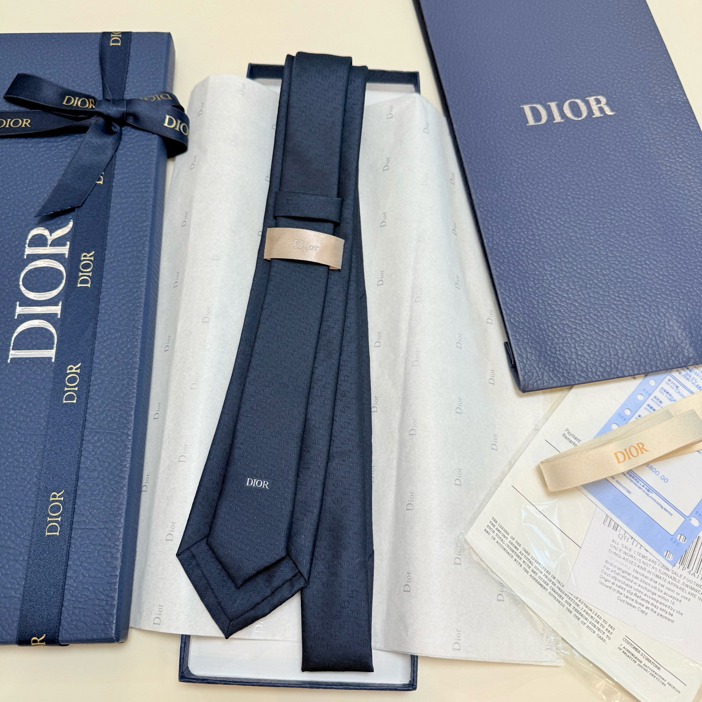 特价。 新款！官方同步领带出货【CD图案】Dior男士稀有😻😻展现精湛手工与时尚优雅的理想选择，这款采用