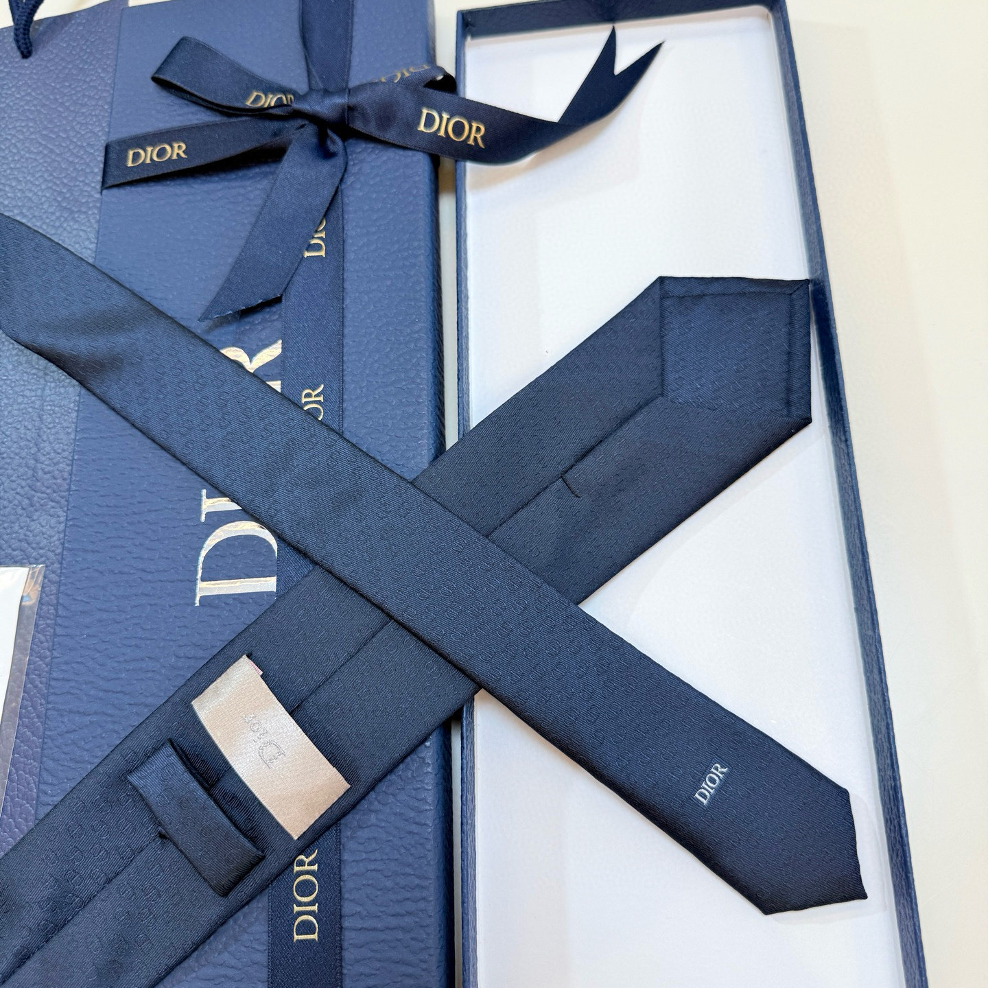 特价。 新款！官方同步领带出货【CD图案】Dior男士稀有😻😻展现精湛手工与时尚优雅的理想选择，这款采用