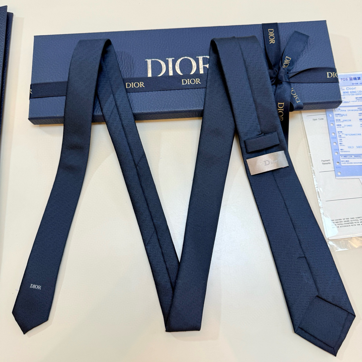 特价。 新款！官方同步领带出货【CD图案】Dior男士稀有😻😻展现精湛手工与时尚优雅的理想选择，这款采用