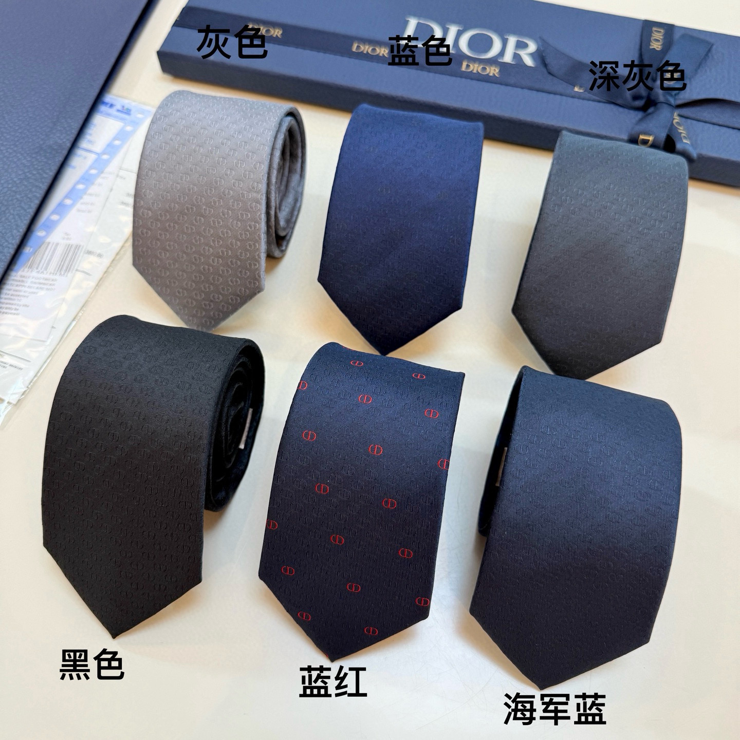 特价。 新款！官方同步领带出货【CD图案】Dior男士稀有😻😻展现精湛手工与时尚优雅的理想选择，这款采用