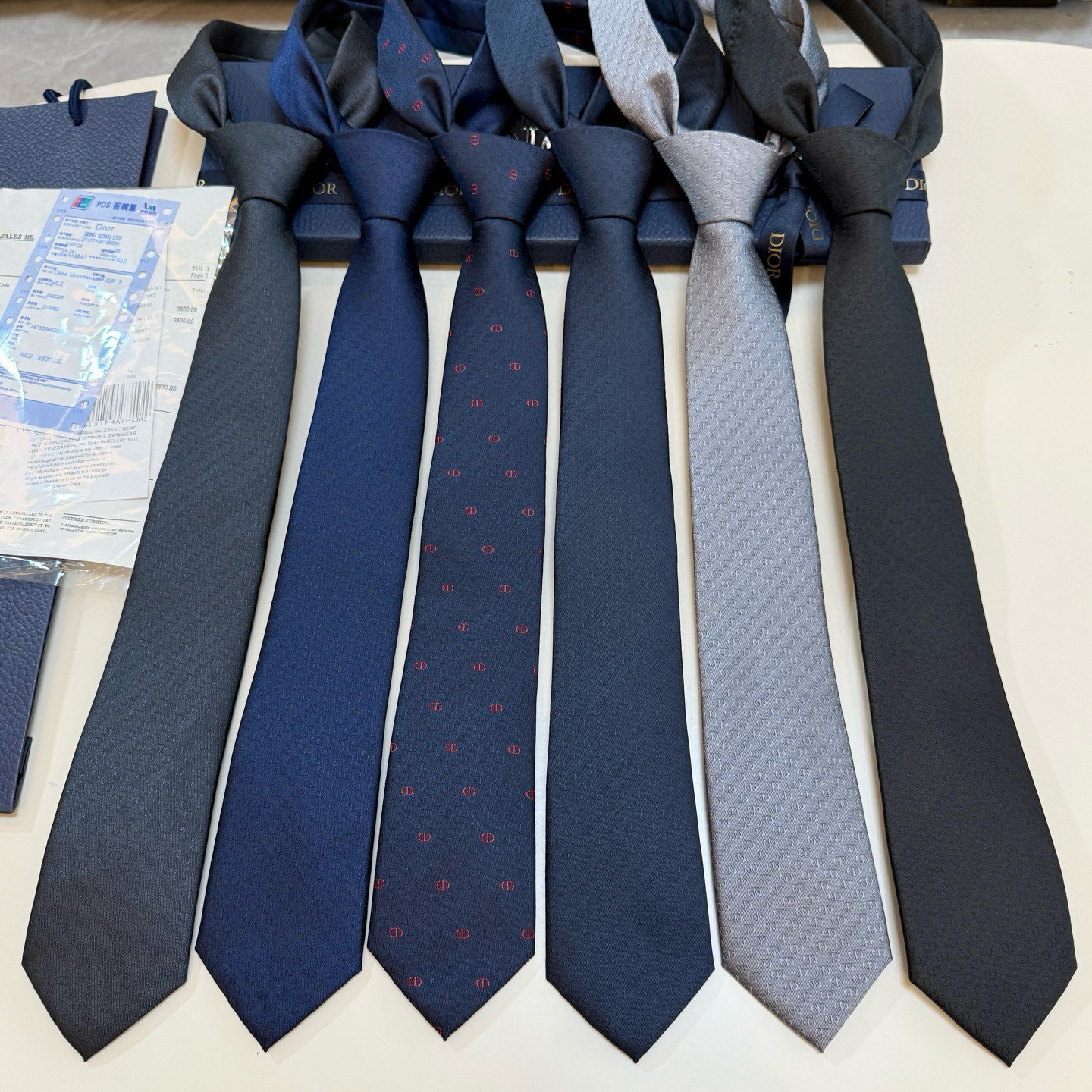 特价。 新款！官方同步领带出货【CD图案】Dior男士稀有😻😻展现精湛手工与时尚优雅的理想选择，这款采用