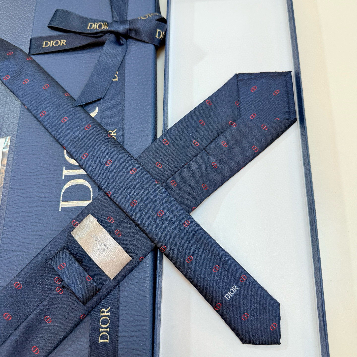 特价。 新款！官方同步领带出货【CD图案】Dior男士稀有😻😻展现精湛手工与时尚优雅的理想选择，这款采用