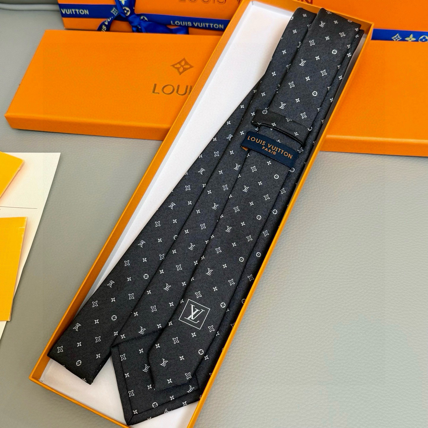 特价。LV领带 ，路易威登经典领带👔男士必备单品超时尚！高端品质 版型面料都达到品牌标准，，难得的好款，