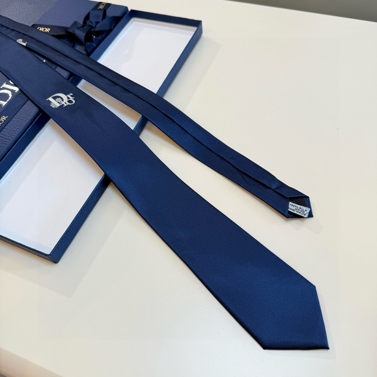 特价。爆款到👏👏新款迪奥领带 👔👔Dior男士稀有😻😻展现精湛手工与时尚优雅的理想选择，这款采用DO家最