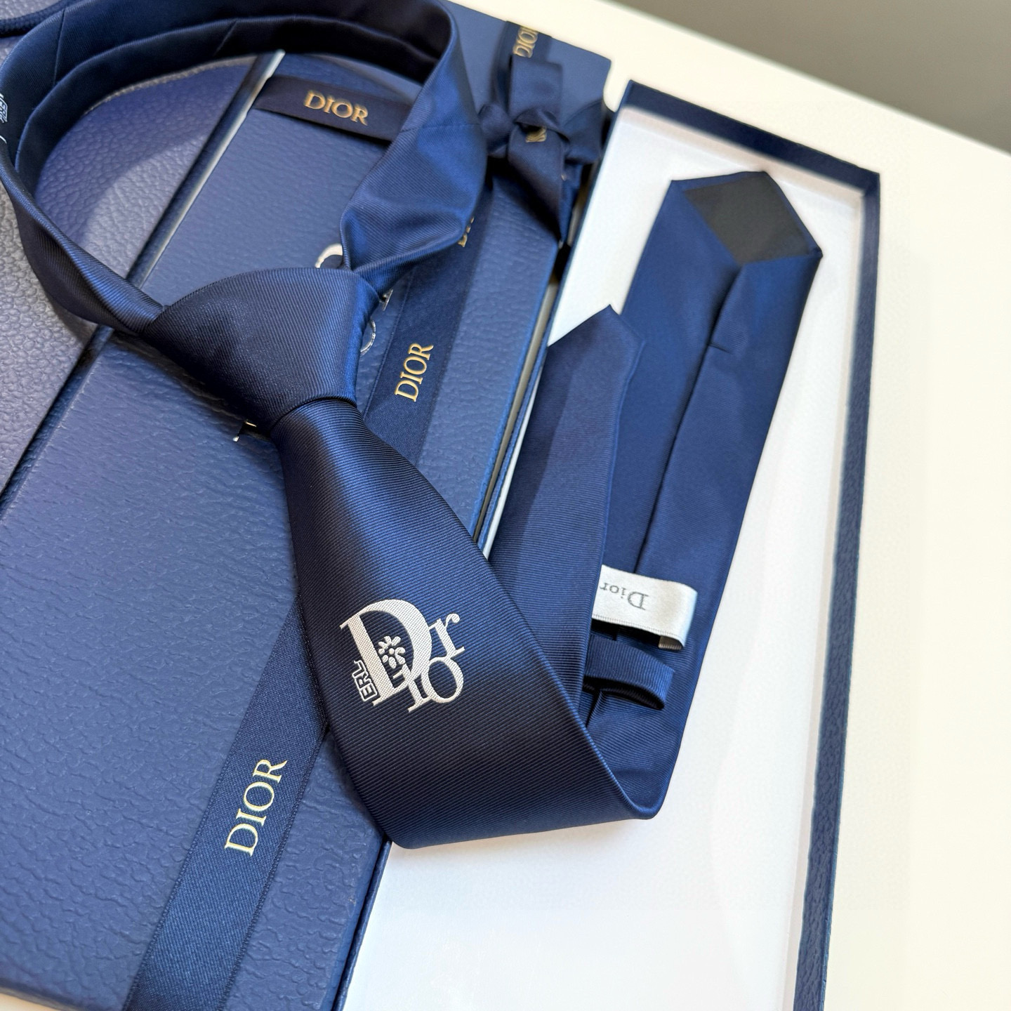 特价。爆款到👏👏新款迪奥领带 👔👔Dior男士稀有😻😻展现精湛手工与时尚优雅的理想选择，这款采用DO家最