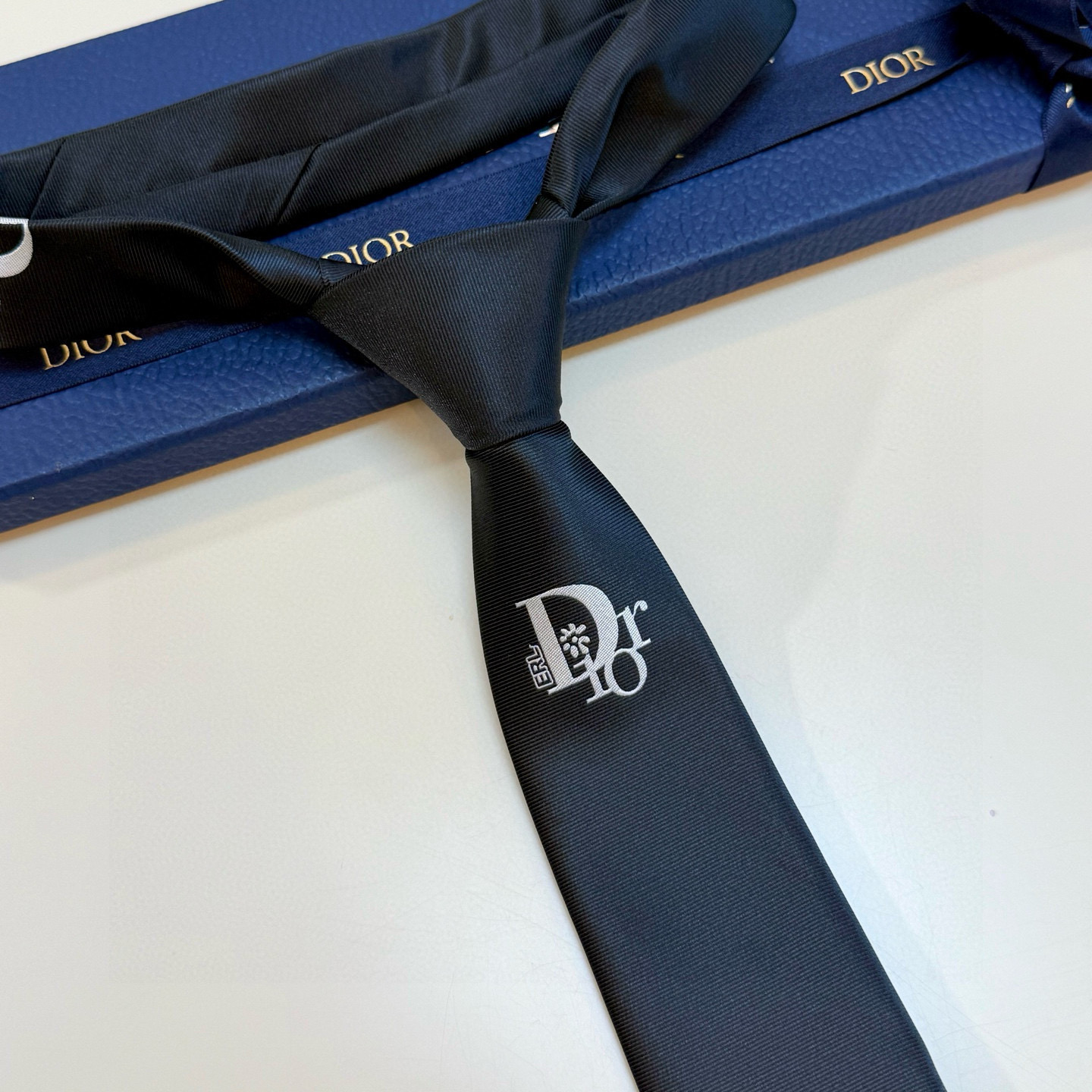 特价。爆款到👏👏新款迪奥领带 👔👔Dior男士稀有😻😻展现精湛手工与时尚优雅的理想选择，这款采用DO家最
