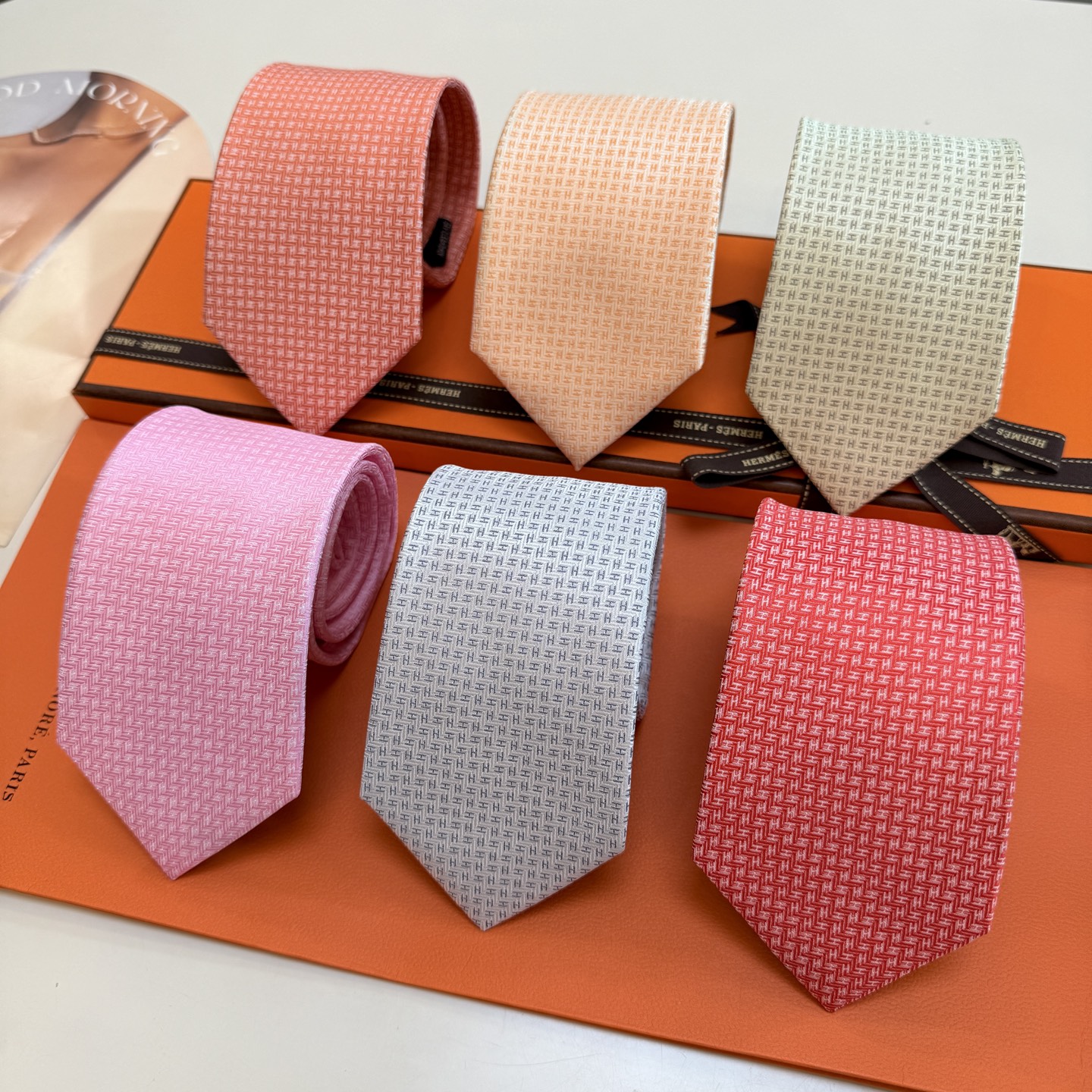 特价。男士新款领带系列【小H字母领带】浅色系👔👔，稀有H家每年都有一千条不同印花的领带面世，从最初的多以