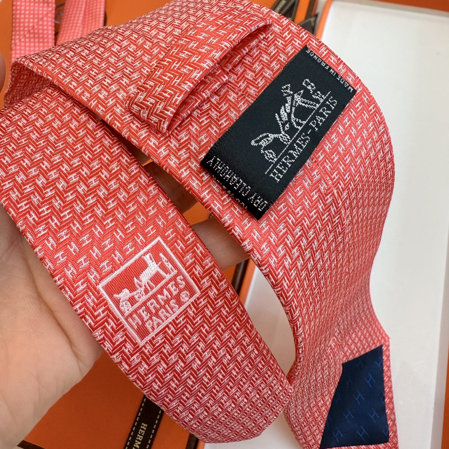 特价。男士新款领带系列【小H字母领带】👔👔，稀有H家每年都有一千条不同印花的领带面世，从最初的多以几何图