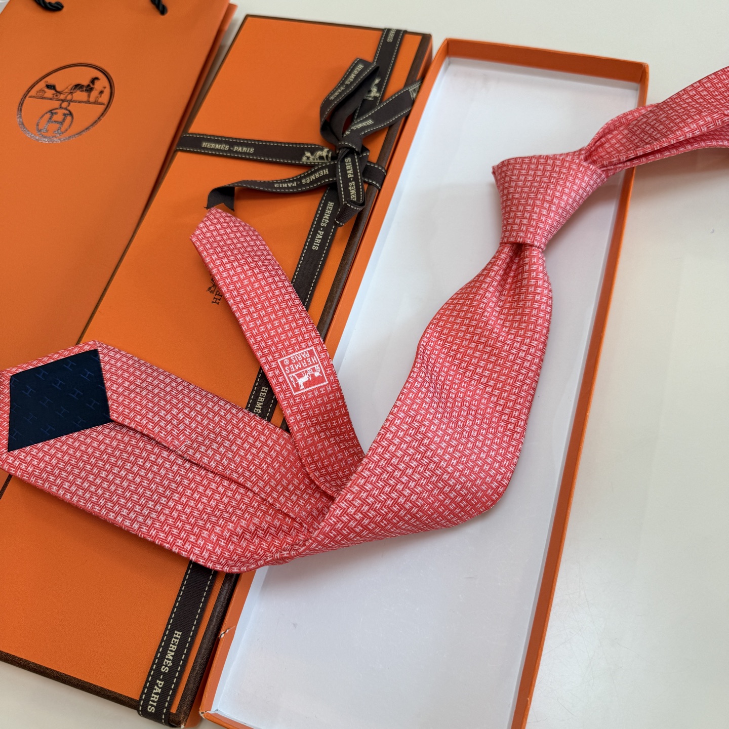 特价。男士新款领带系列【小H字母领带】👔👔，稀有H家每年都有一千条不同印花的领带面世，从最初的多以几何图