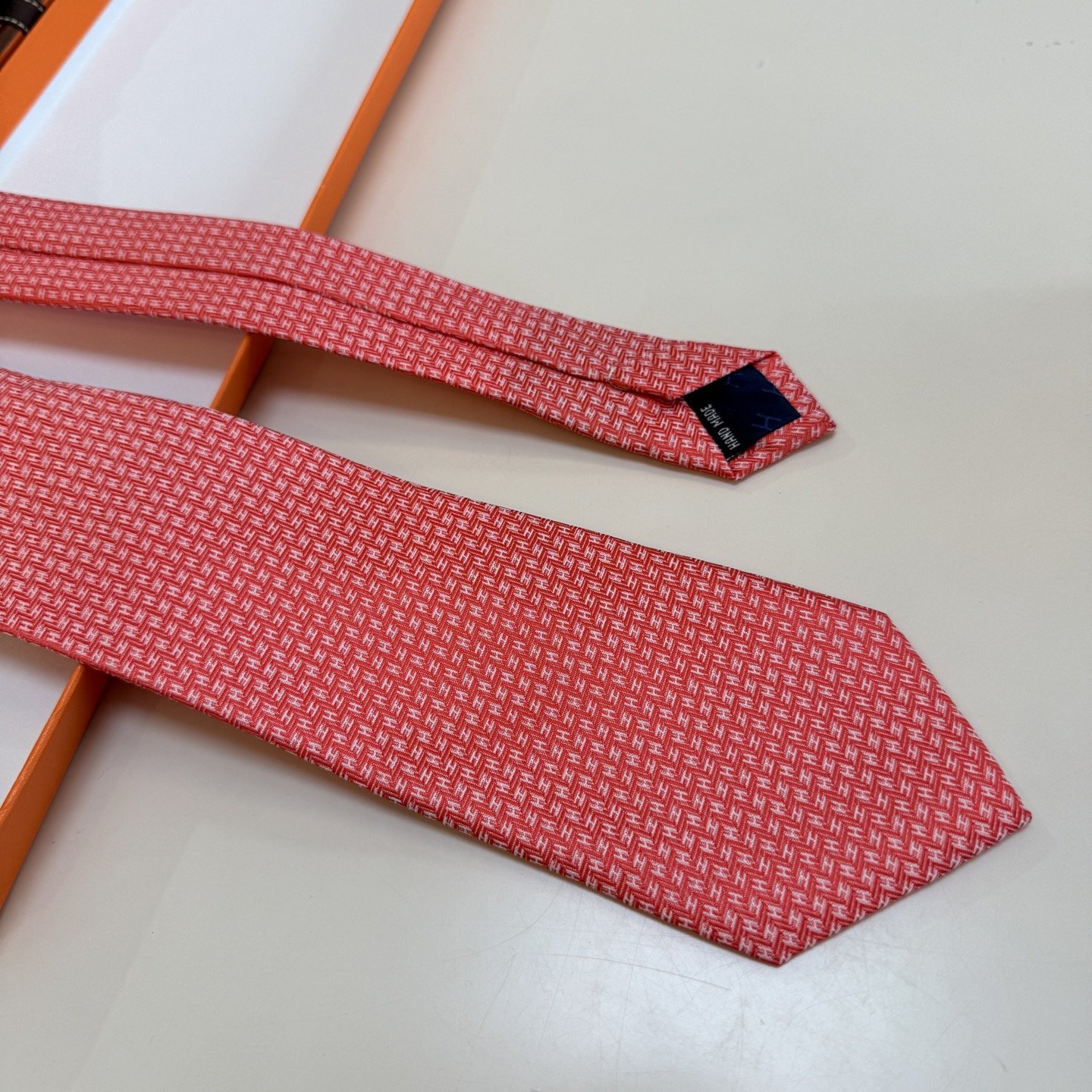 特价。男士新款领带系列【小H字母领带】👔👔，稀有H家每年都有一千条不同印花的领带面世，从最初的多以几何图