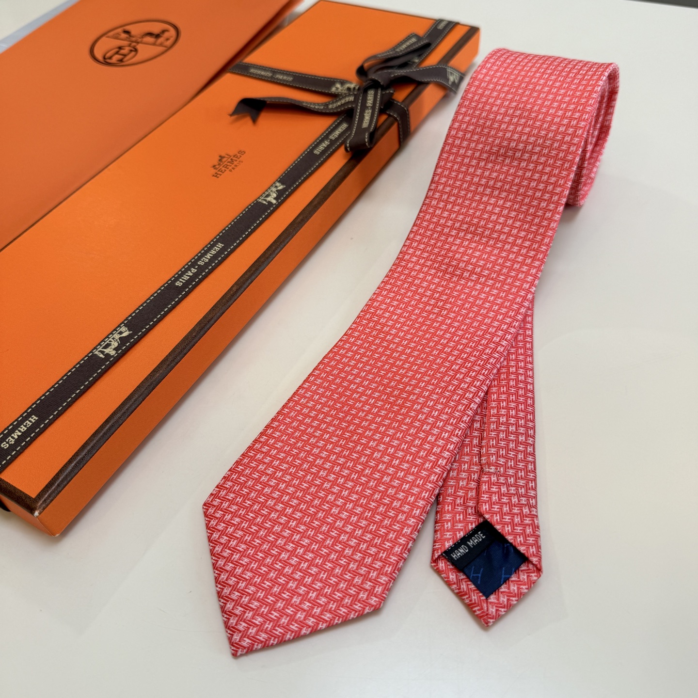 特价。男士新款领带系列【小H字母领带】👔👔，稀有H家每年都有一千条不同印花的领带面世，从最初的多以几何图