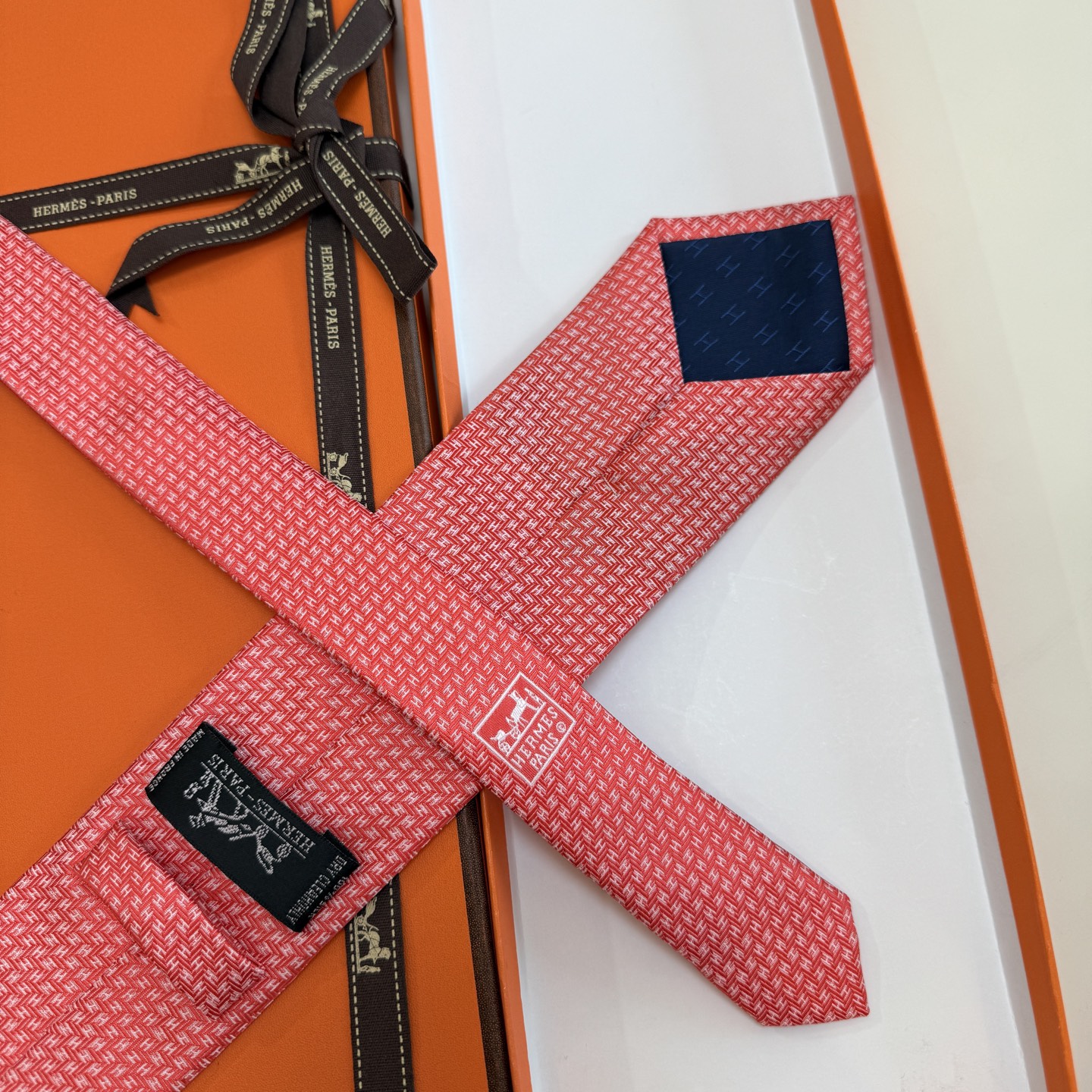 特价。男士新款领带系列【小H字母领带】👔👔，稀有H家每年都有一千条不同印花的领带面世，从最初的多以几何图