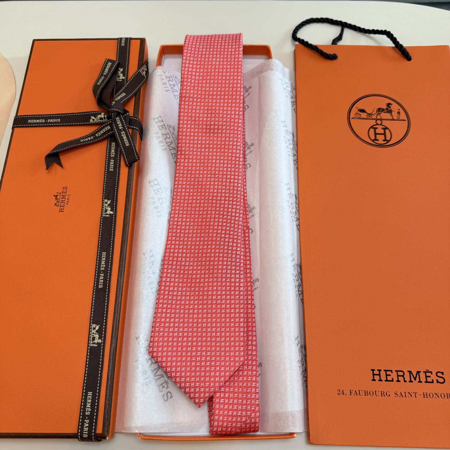 特价。男士新款领带系列【小H字母领带】👔👔，稀有H家每年都有一千条不同印花的领带面世，从最初的多以几何图