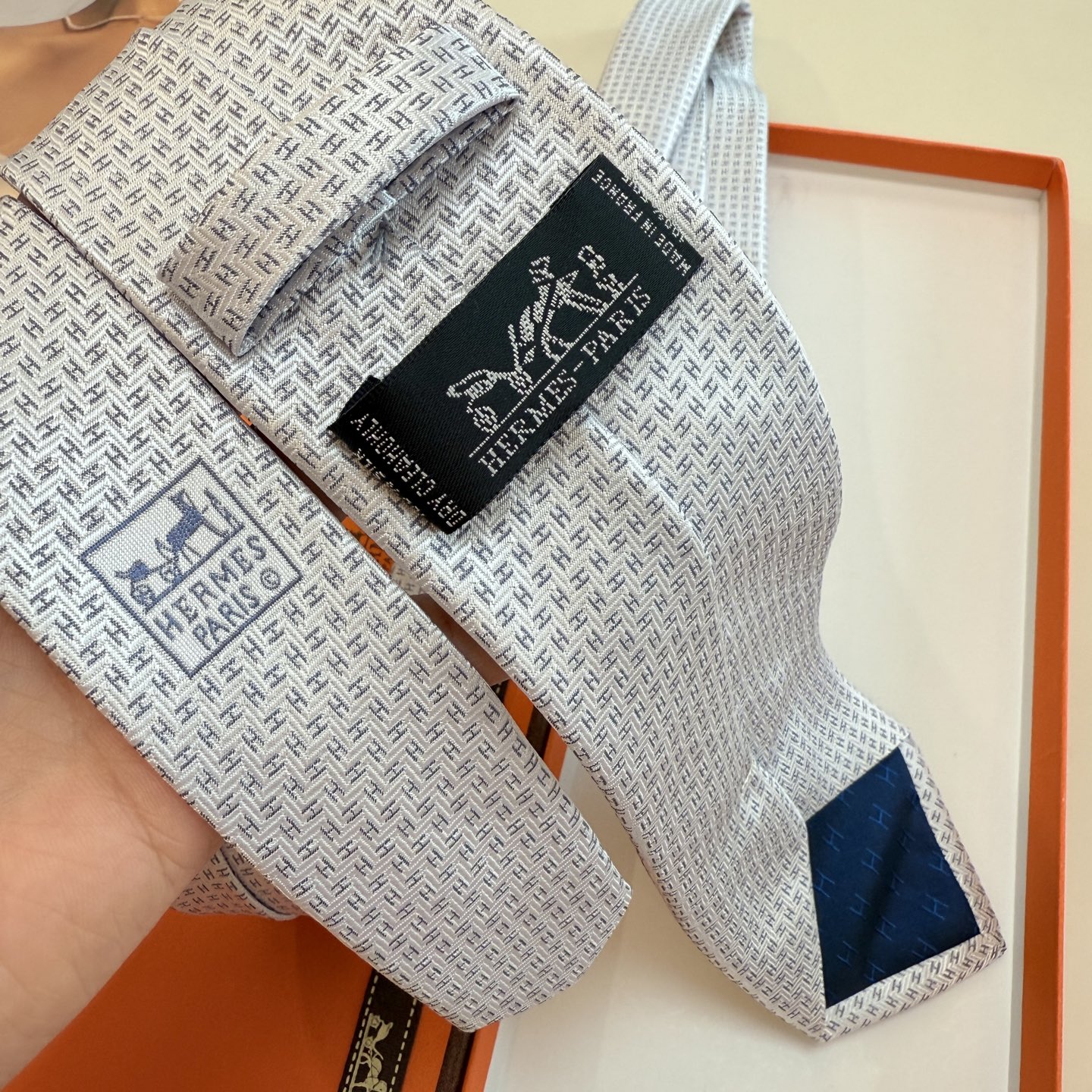 特价。男士新款领带系列【小H字母领带】👔👔，稀有H家每年都有一千条不同印花的领带面世，从最初的多以几何图