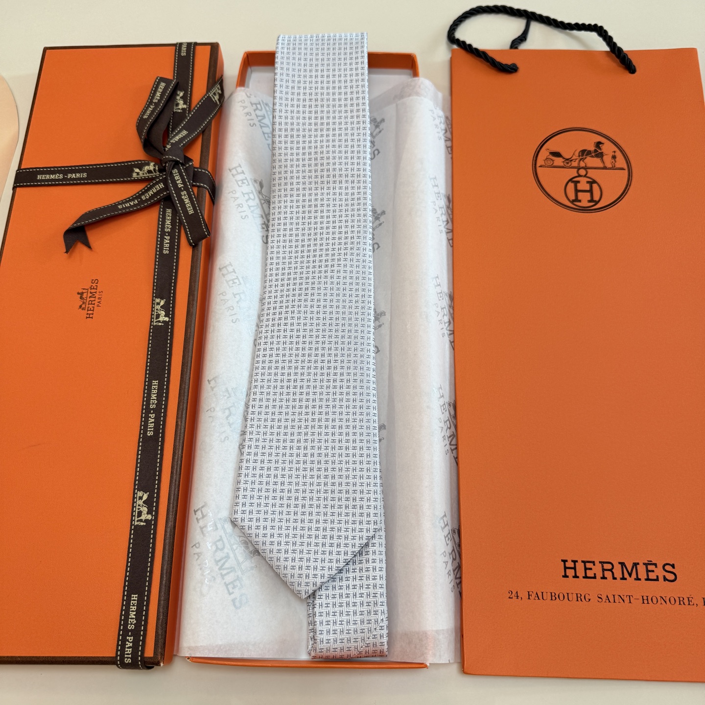 特价。男士新款领带系列【小H字母领带】👔👔，稀有H家每年都有一千条不同印花的领带面世，从最初的多以几何图