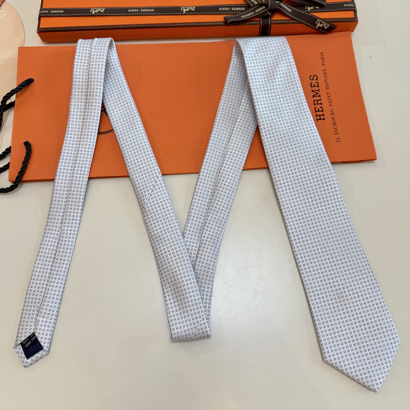 特价。男士新款领带系列【小H字母领带】👔👔，稀有H家每年都有一千条不同印花的领带面世，从最初的多以几何图