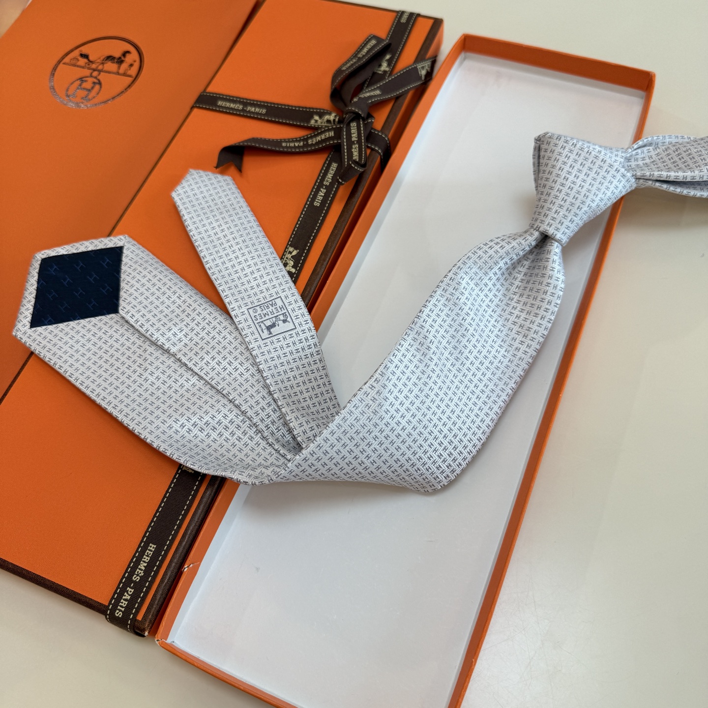 特价。男士新款领带系列【小H字母领带】👔👔，稀有H家每年都有一千条不同印花的领带面世，从最初的多以几何图